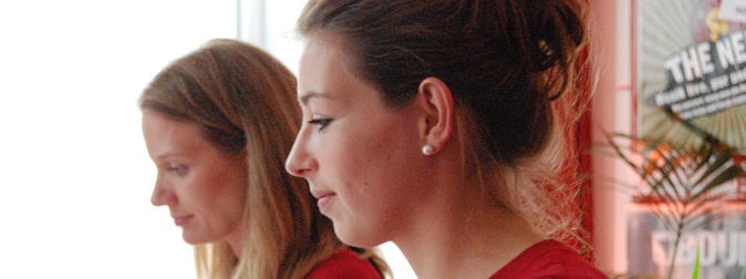 Frauen bei Computerarbeit