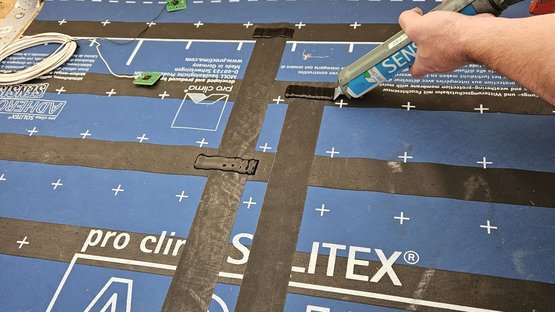7. Leiterstreifen mit SENSIS TAPE und SENSIS COLL verbinden