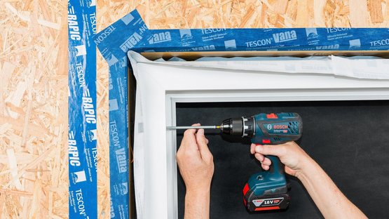 5. Fenster einsetzen und Fuge dämmen