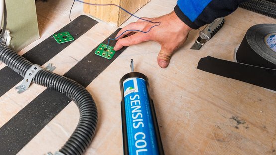 3. Anschlussplatten mit SENSIS COLL verbinden, SENSIS CONTROLLER anschließen